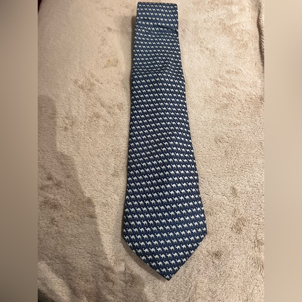 Vineyard Vines custom silk tie. Camel blue